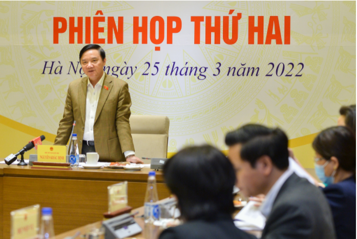 Phó Chủ tịch Quốc hội Nguyễn Khắc Định trao đổi với các thành viên Đoài giám sát.