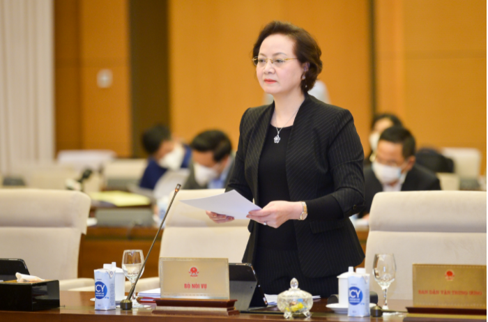 Bộ trưởng Bộ Nội vụ Phạm Thị Thanh Trà đại diện cơ quan chủ trì soạn thảo trình bày Tờ trình dự án Luật tại phiên họp của Ủy ban Thường vụ Quốc hội