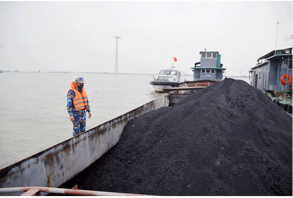 Cảnh sát biển bắt giữ tàu vận chuyển hơn 500 tấn than cám lậu