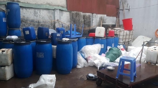 Hà Nội: Đột kích tụ điểm sản xuất nước giặt giả mạo nhãn hiệu D-nee