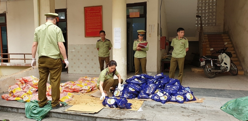 Hà Giang: Tiêu hủy gần nửa tấn thực phẩm nhập lậu