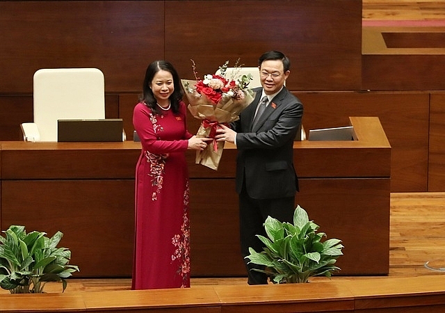 Chủ tịch Quốc hội Vương Đình Huệ tặng hoa chúc mừng bà Võ Thị Ánh Xuân đắc cử Phó Chủ tịch nước
