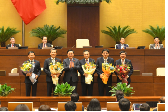Chủ tịch Quốc hội Vương Đình Huệ tặng hoa chúc mừng Chủ nhiệm một số Ủy ban của Quốc hội, Tổng Thư ký Quốc hội và Tổng kiểm toán Nhà nước.