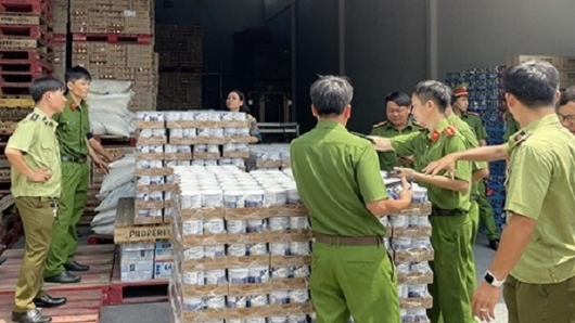 Đồng Nai: Thu giữ gần 2.000 lon sữa bột, 500 bao thuốc lá nhập lậu