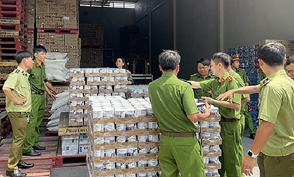 Đồng Nai: Thu giữ gần 2.000 lon sữa bột, 500 bao thuốc lá nhập lậu
