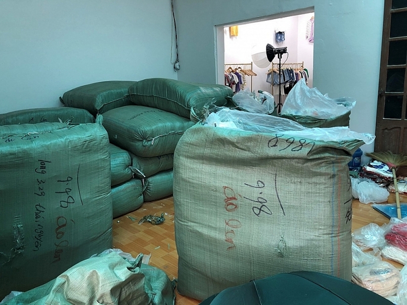 Thái Nguyên: Phát hiện kho chứa 15.000 chiếc áo len nghi nhập lậu