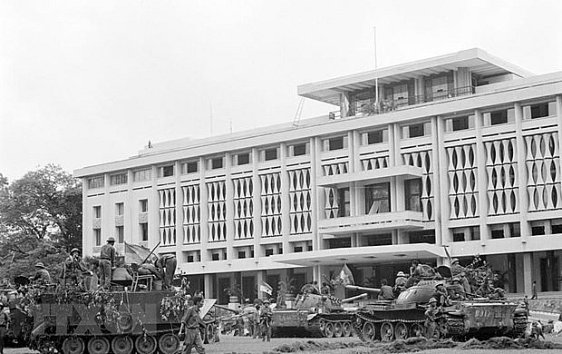 Xe tăng quân Giải phóng chiếm phủ Tổng thống chính quyền Sài Gòn, trưa 30/4/1975. (Ảnh: Mai Hưởng/TTXVN)