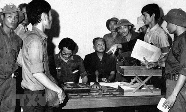 Tổng thống Việt Nam Cộng hòa Dương Văn Minh cùng nội các ra trước Đài phát thanh Sài Gòn tuyên bố đầu hàng vô điều kiện, kết thúc chiến tranh Việt Nam, trưa 30/4/1975. (Ảnh: Tư liệu/TTXVN phát)