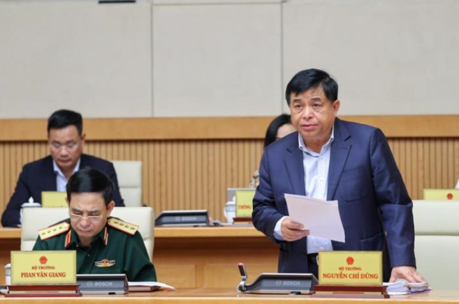 Bộ trưởng Nguyễn Chí Dũng báo cáo về tình hình KT-XH tháng 3 và 3 tháng đầu năm tại Phiên họp. (Ảnh: Nhật Bắc/VGP)
