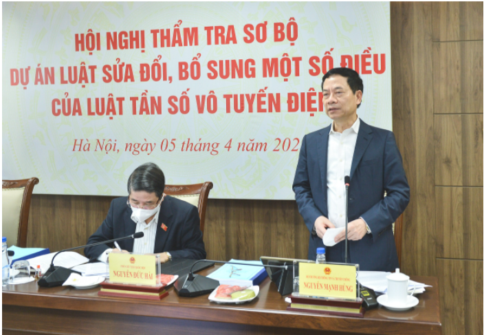 Bộ trưởng Bộ Thông tin và Truyền thông Nguyễn Mạnh Hùng nhấn mạnh tầm quan trọng của dự án Luật sửa đổi, bổ sung một số điều của Luật Tần số vô tuyến điện.