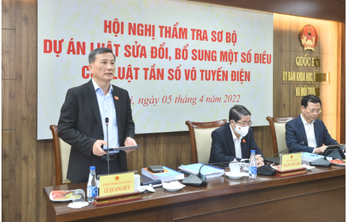 Chủ nhiệm Ủy ban Khoa học, Công nghệ và Môi trường Lê Quang Huy phát biểu kết luận Hội nghị.