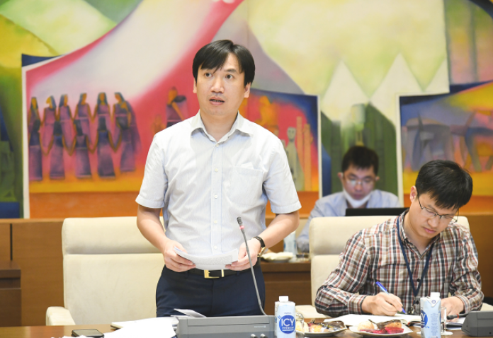 Vụ trưởng Vụ Phục vụ hoạt động giám sát Trịnh Ngọc Đức báo cáo về tình hình triển khai xây dựng Đề án tại Phiên họp.
