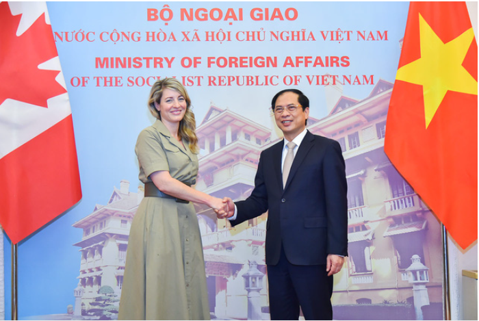 Bộ trưởng Bùi Thanh Sơn hoan nghênh chuyến thăm Việt Nam đầu tiên của bà Mélanie Joly trên cương vị Bộ trưởng Ngoại giao Canada. Ảnh: BNG