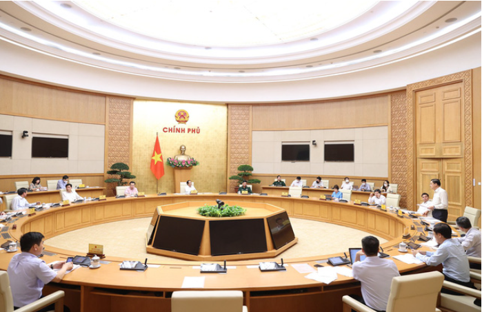 Phó Thủ tướng Lê Văn Thành nghe đại diện các địa phương góp ý. Ảnh VGP