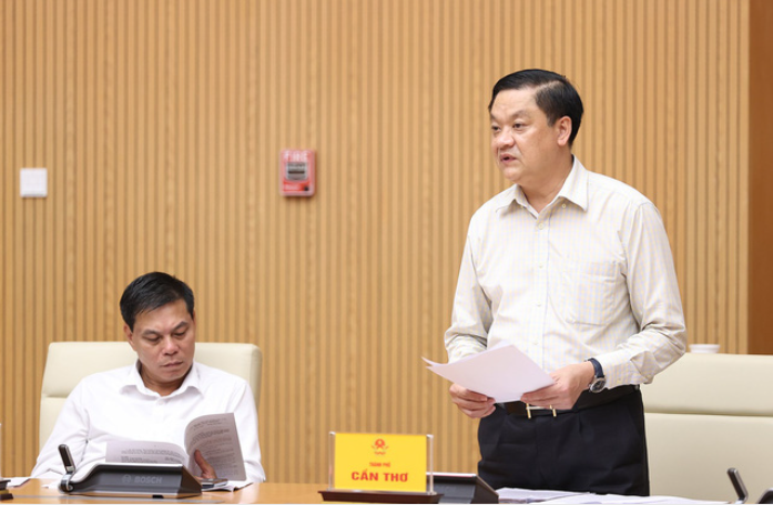 Phó Chủ tịch UBND TP Cần Thơ Dương Tấn Hiển phát biểu tại cuộc họp. Ảnh VGP