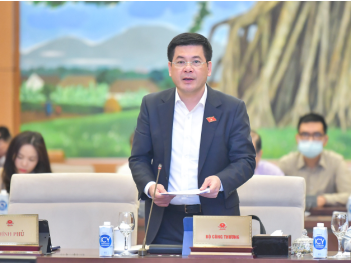 Bộ trưởng Bộ Công thương Nguyễn Hồng Diên trình bày Tờ trình