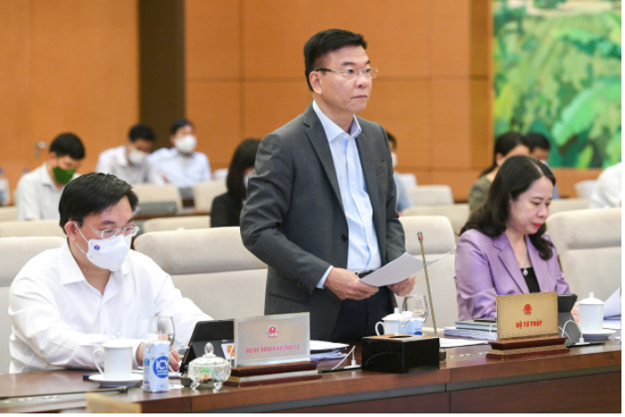  Bộ trưởng Bộ Tư pháp Lê Thành Long  trình bày Tờ trình của Chính phủ