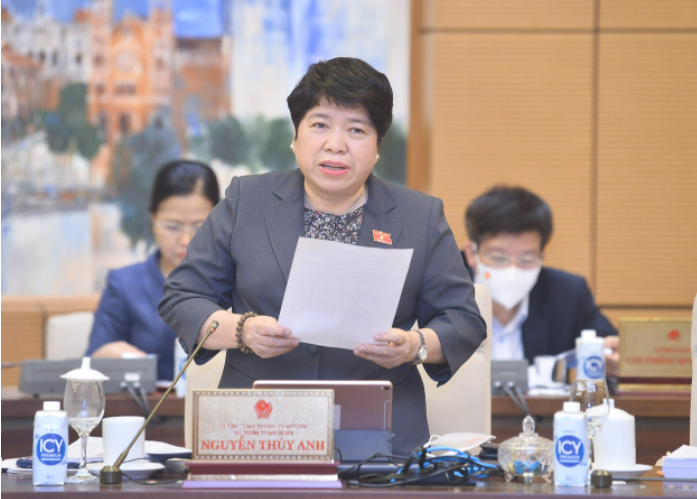Chủ nhiệm Ủy ban Xã hội Nguyễn Thúy Anh trình bày Báo cáo thẩm tra về dự án Luật Phòng, chống bạo lực gia đình (sửa đổi).