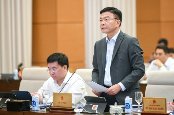 Bộ trưởng Bộ Tư pháp Lê Thành Long trình bày Tờ trình Đề nghị của Chính phủ về Chương trình xây dựng luật, pháp lệnh năm 2023, điều chỉnh Chương trình xây dựng luật, pháp lệnh năm 2022
