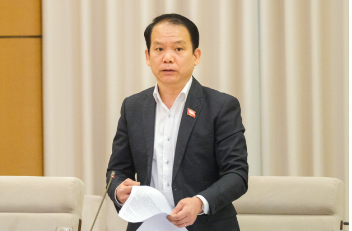 Chủ nhiệm Ủy ban Pháp luật Hoàng Thanh Tùng trình bày Báo cáo thẩm tra đề nghị của Chính phủ về Chương trình xây dựng luật, pháp lệnh năm 2023, điều chỉnh Chương trình xây dựng luật, pháp lệnh năm 2022