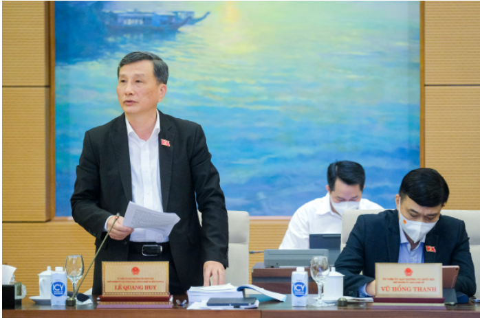 Chủ nhiệm Ủy ban Khoa học, Công nghệ và Môi trường Lê Quang Huy tình bày Báo cáo thẩm tra về dự án Luật sửa đổi, bổ sung một số điều của Luật Tần số vô tuyến điện.