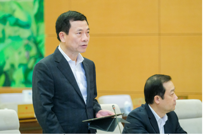 Bộ trưởng Bộ Thông tin và Truyền thông Nguyễn Mạnh Hùng giải trình thêm ý kiến của các thành viên Ủy ban Thường vụ Quốc hội tại Phiên họp.