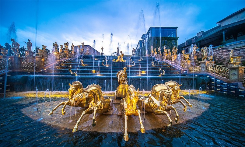 Thần Mặt trời Helios trên cỗ xe được dẫn đường bởi năm con ngựa hung hãn tại Thác Thần Mặt trời là mô hình độc bản trên thế giới