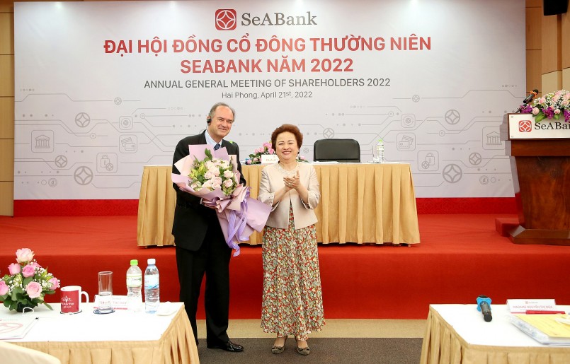 Bà Nguyễn Thị Nga - Phó Chủ tịch thường trực SeABank tặng hoa chúc mừng ông Mathew Nevil Welch được bầu làm thành viên HĐQT độc lập của SeABank.