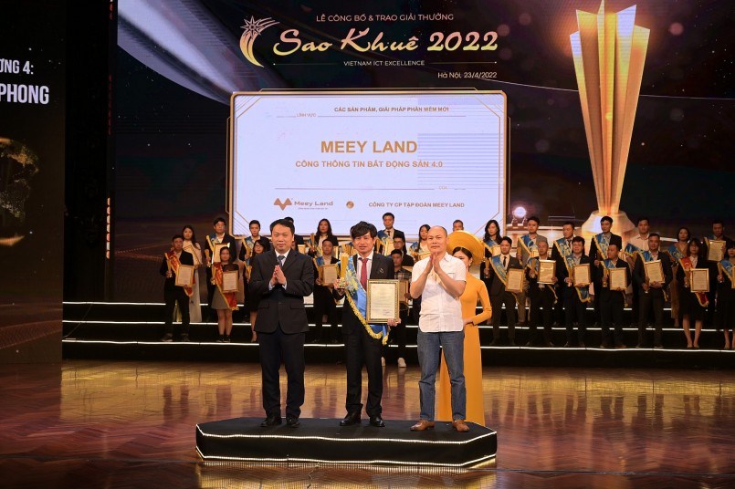 Doanh nhân Hoàng Mai Chung – Chủ tịch HĐQT Công ty Cổ phần Tập đoàn Meey Land đại diện nhận Giải thưởng Sao Khuê 2022.