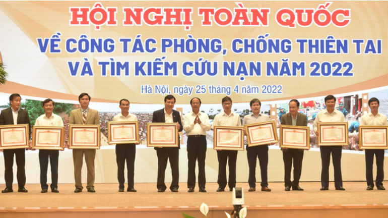Phó Thủ tướng Lê Văn Thành trao Bằng khen của Thủ tướng Chính phủ cho các cá nhân có thành tích xuất sắc - Ảnh: VGP