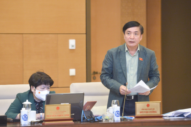 Tổng Thư ký, Chủ nhiệm Văn phòng Quốc hội Bùi Văn Cường nêu quan điểm tại Phiên họp.