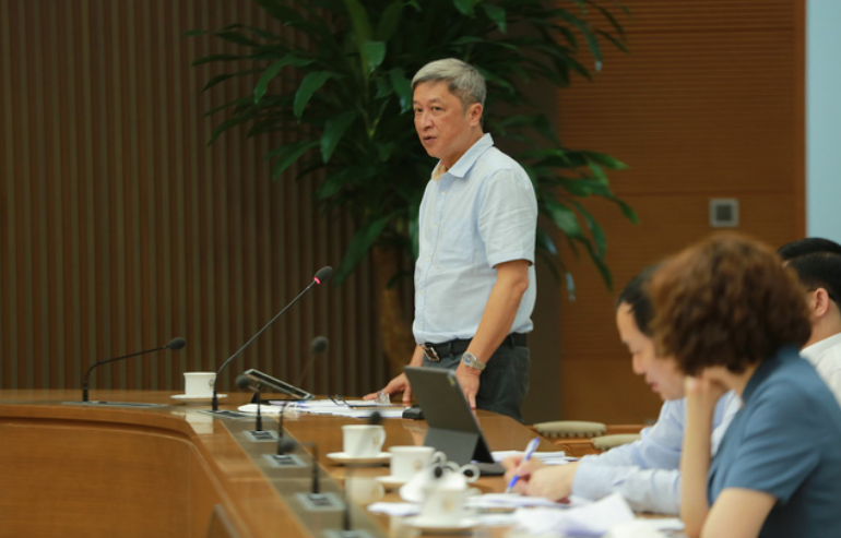Thứ trưởng Bộ Y tế Nguyễn Trường Sơn đề nghị rà soát lại các hướng dẫn, tăng cường tập huấn, hỗ trợ người dân phân loại chất thải lây nhiễm tại nhà. Ảnh: VGP
