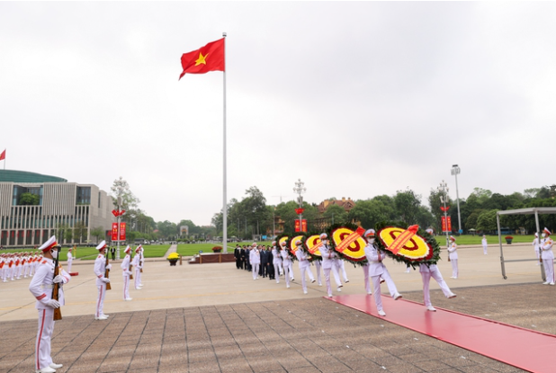 Đoàn đại biểu lãnh đạo Đảng, Nhà nước vào Lăng viếng Chủ tịch Hồ Chí Minh. Ảnh: VGP