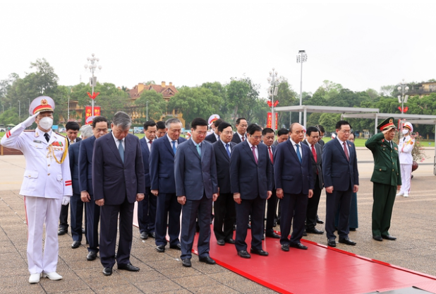 Các đồng chí lãnh đạo Đảng, Nhà nước thành kính tưởng nhớ Chủ tịch Hồ Chí Minh vĩ đại. Ảnh: VGP
