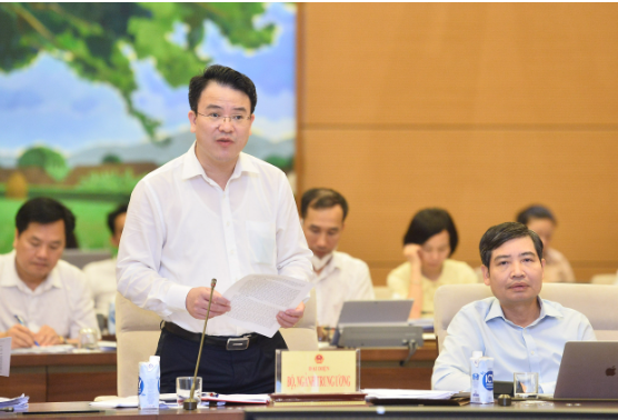 Thứ trưởng Bộ Kế hoạch và Đầu tư Trần Quốc Phương trình bày báo cáo tại phiên giải trình