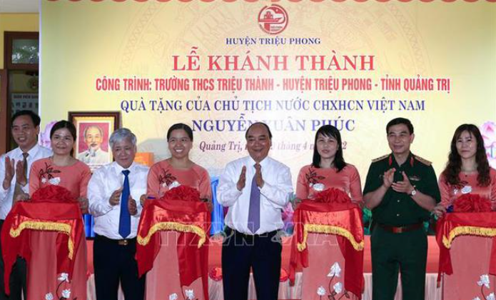 Chủ tịch nước Nguyễn Xuân Phúc cùng các đại biểu cắt băng khánh thành Trường THCS Triệu Thành