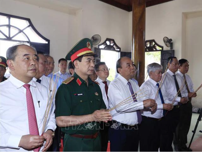 Chủ tịch nước Nguyễn Xuân Phúc dâng hương tưởng niệm Tổng Bí thư Lê Duẩn