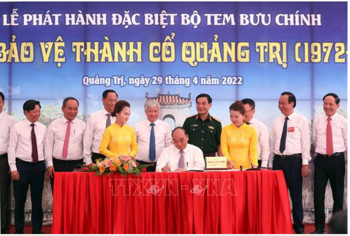 Chủ tịch nước Nguyễn Xuân Phúc ký phát hành đặc biệt bộ Tem bưu chính “50 năm bảo vệ Thành cổ Quảng Trị”