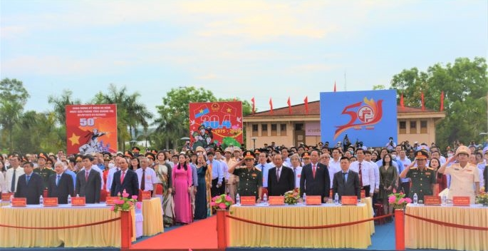 Chủ tịch nước Nguyễn Xuân Phúc cùng các đại biểu tham dự Lễ thượng cờ - Ảnh: VGP/Minh Trang