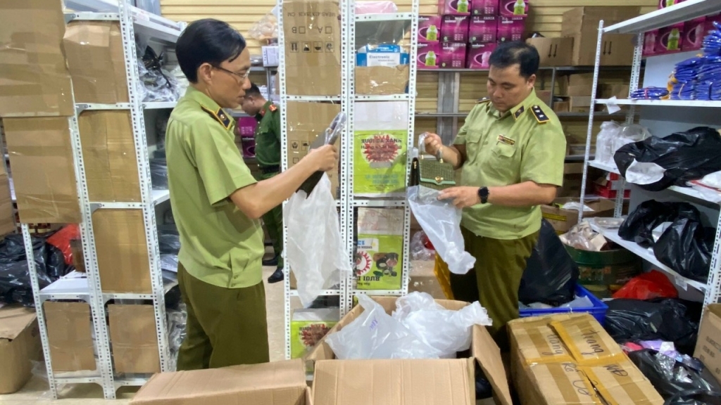 Nam Định: Tạm giữ lượng lớn mỹ phẩm chưa qua kiểm định chất lượng, nghi nhập lậu