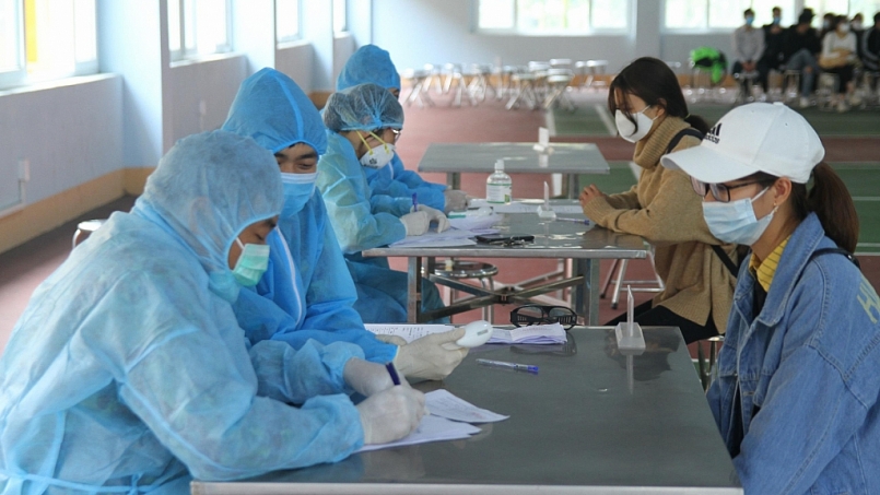 Người dân trở lại Hà Nội sau kỳ nghỉ lễ bắt buộc phải khai báo y tế