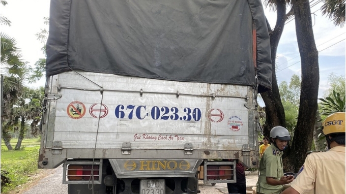 An Giang: Bắt xe tải chở 10 tấn me nghi nhập lậu