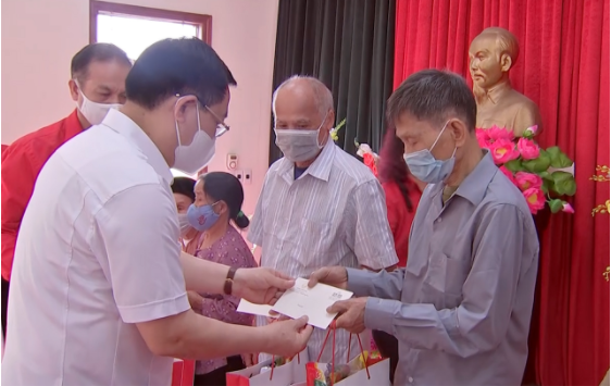 Chủ tịch Quốc hội Vương Đình Huệ trao tặng quà tới các gia đình chính sách thuộc huyện Yên Sơn