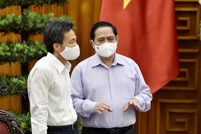 Thủ tướng Phạm Minh Chính trao đổi với Phó Thủ tướng Vũ Đức Đam tại cuộc làm việc. - Ảnh: VGP/Nhật Bắc