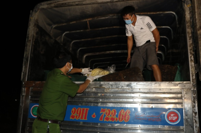 Lực lượng công an tỉnh bắt giữ hơn 3,2 tấn sản phẩm động vật đang trong quá trình phân hủy (Ảnh: Kim Hiền)