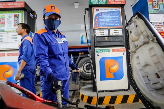 Giá xăng tiếp tục tăng mạnh