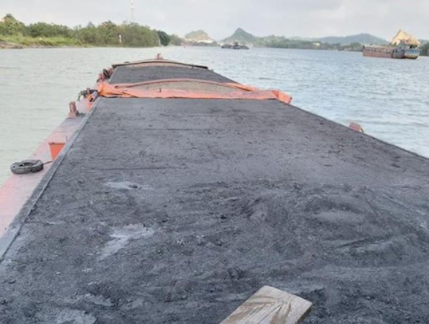 Quảng Ninh: Bắt giữ tàu vận chuyển 800 tấn xít xay không rõ nguồn gốc