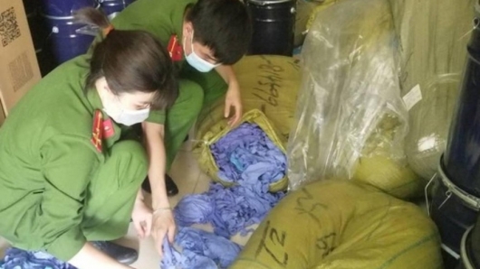 Hà Nội: Thu giữ gần 3 tấn găng tay y tế không rõ nguồn gốc
