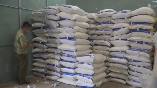TP. HCM: "Đột kích" bãi xe, phát hiện gần 150 tấn đường nghi nhập lậu