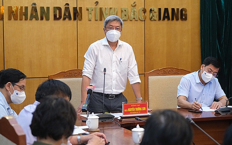 Thứ trưởng Y tế Nguyễn Trường Sơn làm việc với tỉnh Bắc Giang đêm 15-5.